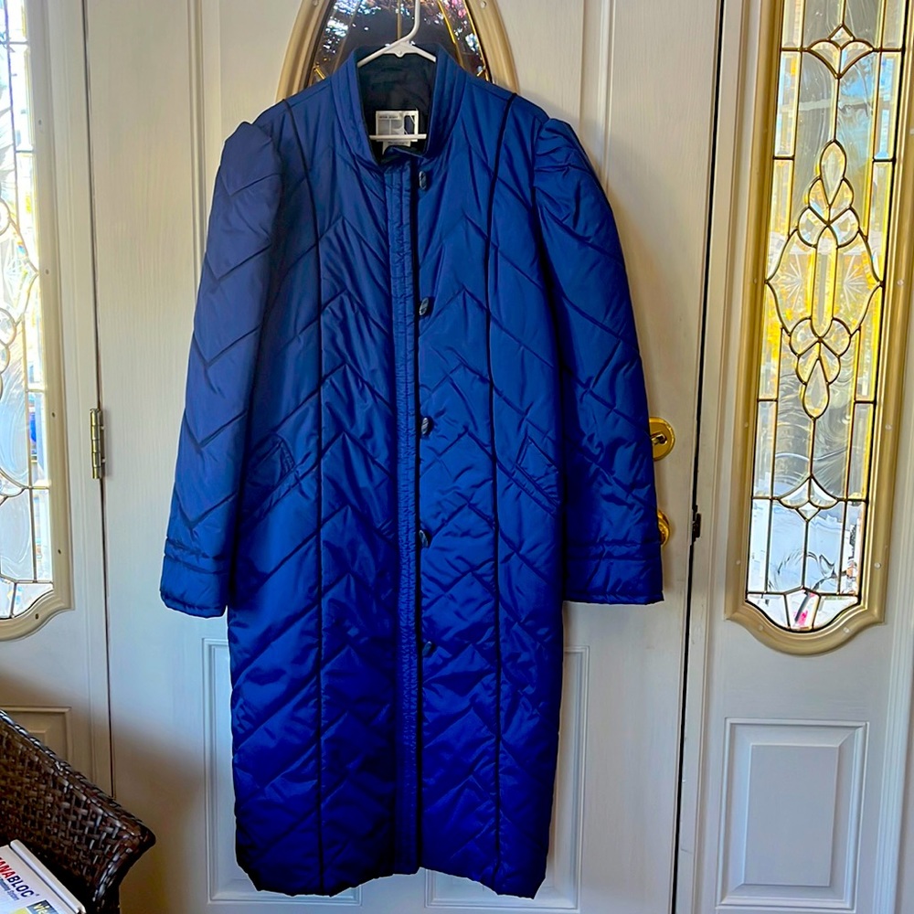 Women’s Blue Quilted Winter Coat, Size 22 1/2. Brand: Ryan Scott.